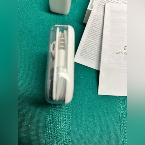 iphone ear buds & plug - Picture 7 of 9